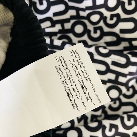 NWT LOGO-PRINT QUICK-DRYING SWIM SHORTS WITH BRANDED LABEL - Picture 8 of 10